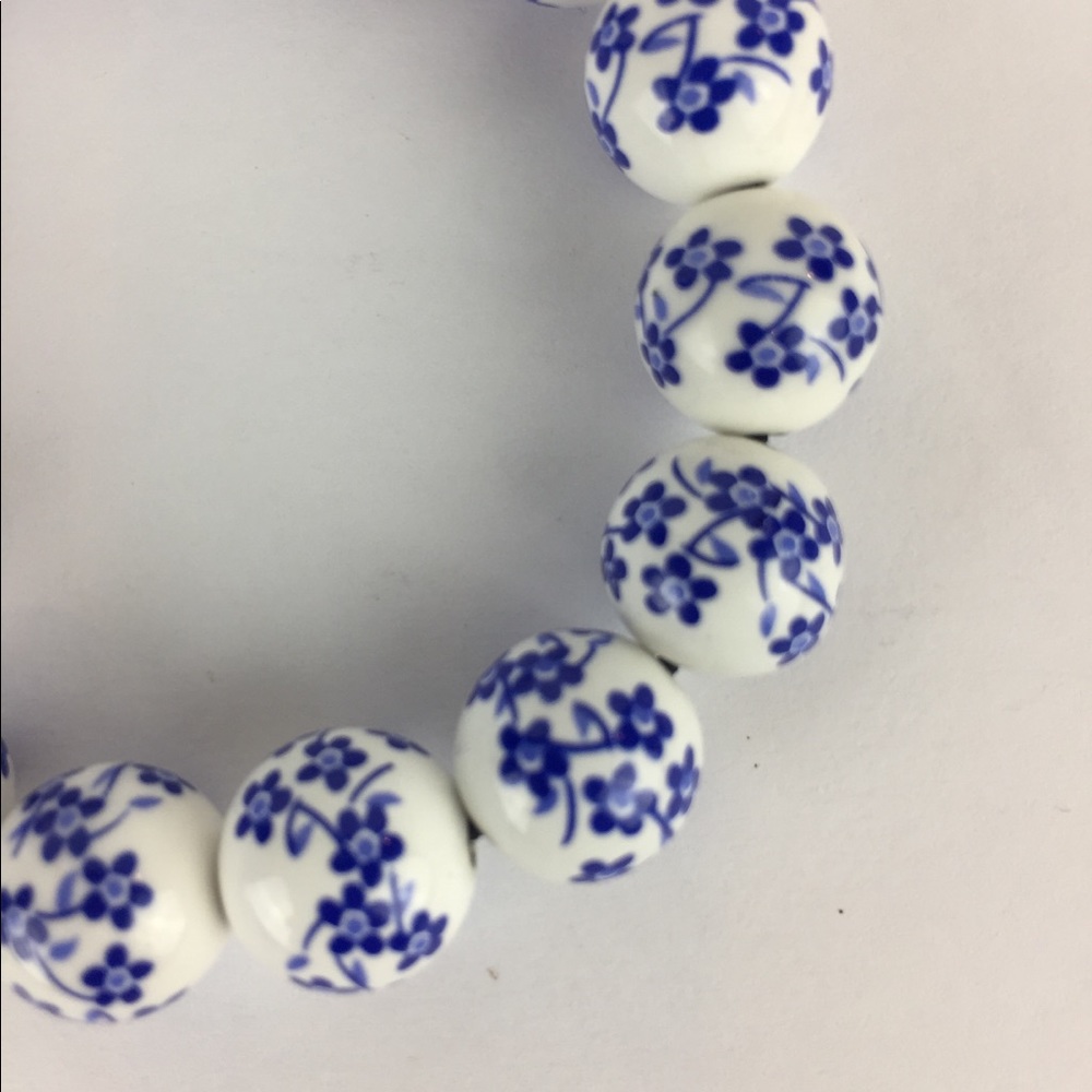 White and Blue floral beaded stretchy bracelet EUC - Picture 4 of 8